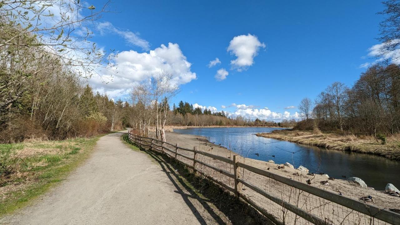 Entire Forest Home Near Nature & Amenities Surrey Exterior photo